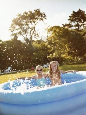 Quanto tempo a água pode permanecer em uma piscina infantil?