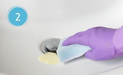 So entfernen Sie trockene Zahnpasta aus einem Becken