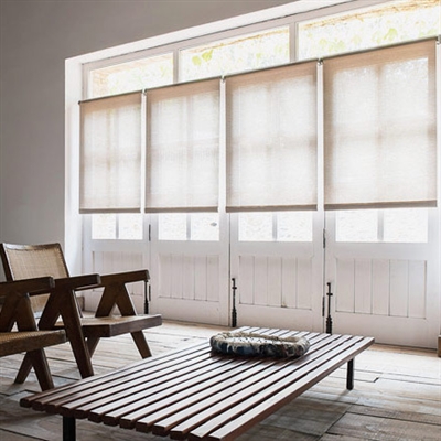¿Puedo colgar cortinas opacas detrás de persianas de madera?