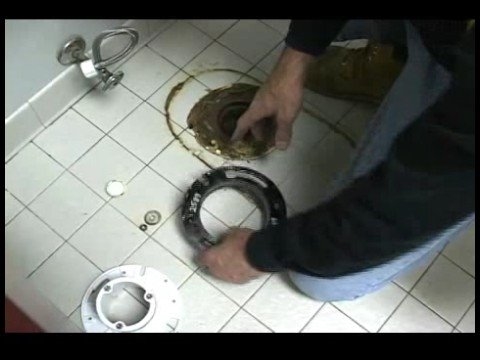 Como reparar o flange do vaso sanitário em um piso de concreto