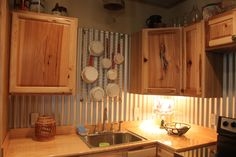 Cum se utilizează staniu ondulat ca o spătar înapoi într-o bucătărie