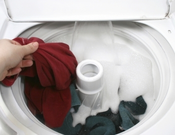 So reinigen Sie die Waschmaschine von hartem Wasser