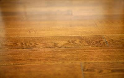 كيفية جعل الأرضيات الخشبية أقل زلقة