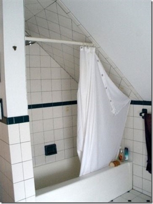 Cómo colgar cortinas de un techo inclinado