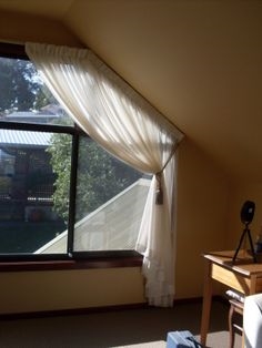 Como pendurar cortinas de um teto inclinado