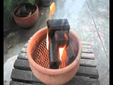 Wie man aus Sägemehl ein Feuerholz macht
