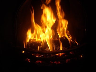 Cara Membuat Log Api Keluar dari Serbuk Gergaji
