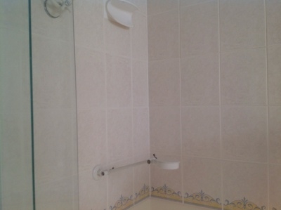 Apa Dinding Shower Paling Mudah Dibersihkan?