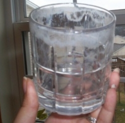 Cómo limpiar vasos de plástico nublado