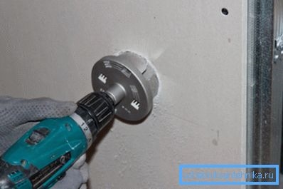 Как да поправите разделянето на гипсокартон на тавана