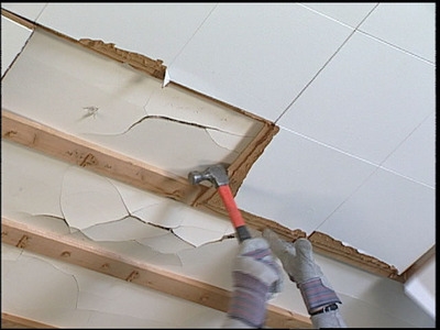 Come riparare la separazione del muro a secco sul soffitto