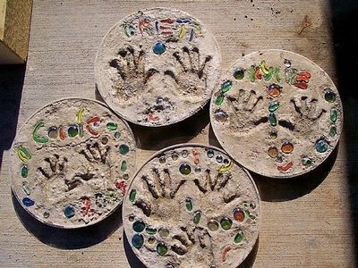 Kaip pasigaminti akmenis naudojantis vaiko rankos atspaudu