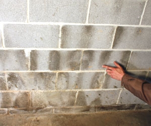 Slik rengjør du innvendige betongvegger