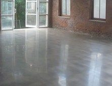 Kā notīrīt spīdīgas, noslēgtas betona grīdas