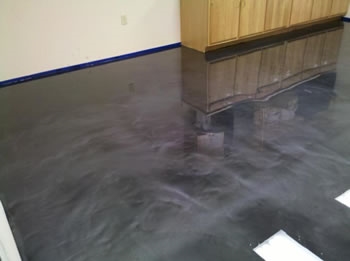 Як почистити блискучі, герметичні бетонні підлоги
