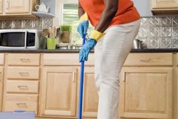 Чи можна очистити підлогу з вінілової дошки паровою шваброю?