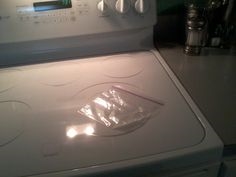 Como limpar um adesivo queimado em uma placa plana