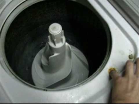Entfernen des Rührwerks von einer Frigidaire-Waschmaschine