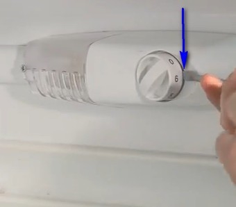 Hoe het roerwerk uit een koelkast te verwijderen