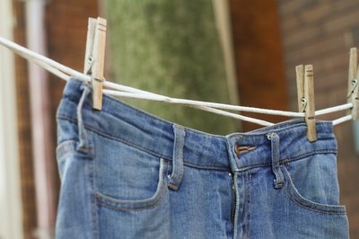 Cómo desvanecer Blue Jeans en una lavadora