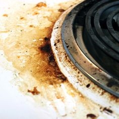 Hoe verbrande keramische bakpannen schoon te maken