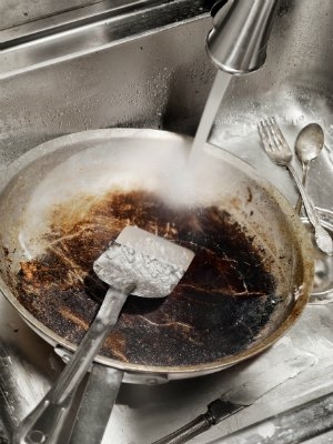 Jak czyścić spalone ceramiczne formy do pieczenia