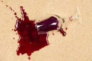 Πώς να αφαιρέσει το κόκκινο λεκέδες κρασιού από το ύφασμα