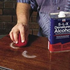كيفية إزالة بقع الكحول من الخشب