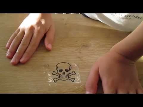 Làm thế nào để lấy keo móng tay ra khỏi bàn
