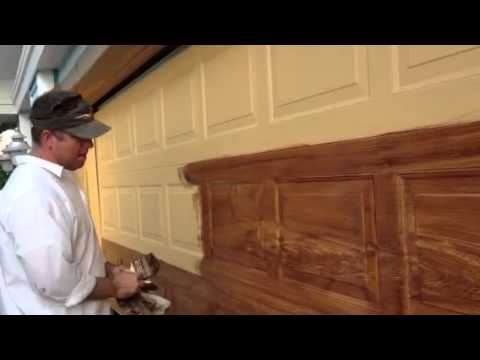 Cómo pintar o teñir una puerta de acero para que parezca madera