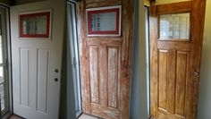 Jak pomalować lub zaplamić stalowe drzwi, aby wyglądały jak drewno