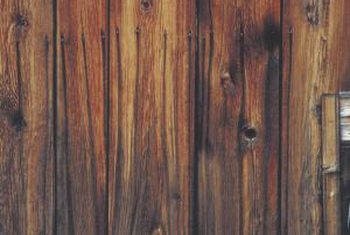 วิธีทาสีหรือย้อมประตูเหล็กเพื่อทำให้ดูเหมือนไม้