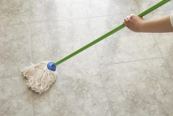 Как да почистите пода от плочки с амоняк