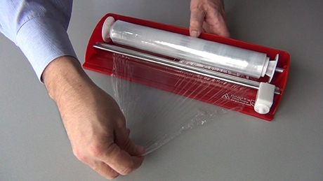 Comment enlever une pellicule de plastique collée au métal