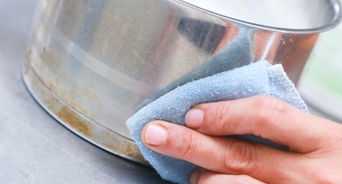 Comment enlever les taches d'eau dure de l'aluminium anodisé