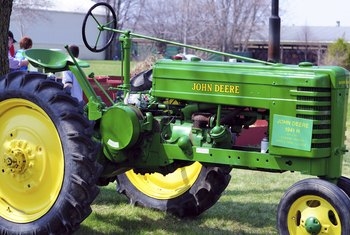 Как да разпознаете серийните номера на трактор за тревни площи на John Deere