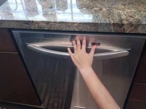 A Frigidaire mosogatógép ajtaja szörnyű zajt okoz, amikor kinyit vagy bezár