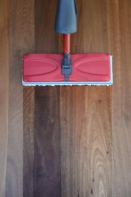 ¿Se puede usar el trapeador húmedo Swiffer Sweeper en pisos laminados?