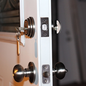 Il miglior tipo di serratura da mettere su una porta della camera da letto