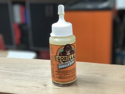 Como remover a cola de gorila de plástico