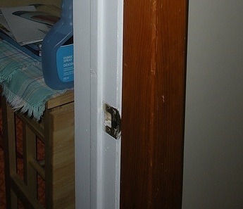 Как да инсталирате превключвател за осветяване на вратата