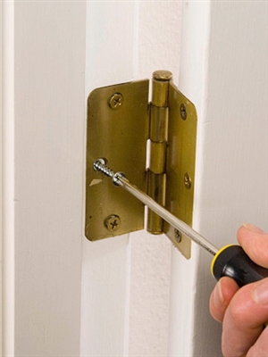 Comment réparer un bouton de porte qui grince