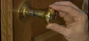 Een piepende deurknop repareren