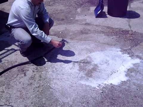 Cómo quitar las manchas de agua del cemento