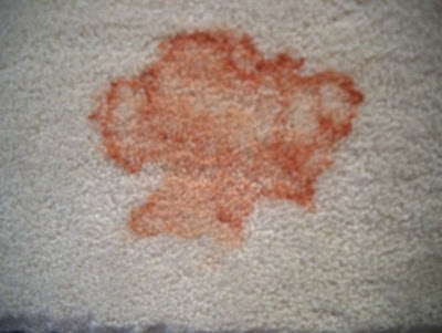 Bruine watervlekken op een tapijt verwijderen