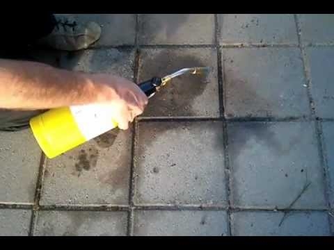 Come rimuovere una macchia d'olio da un patio Bluestone