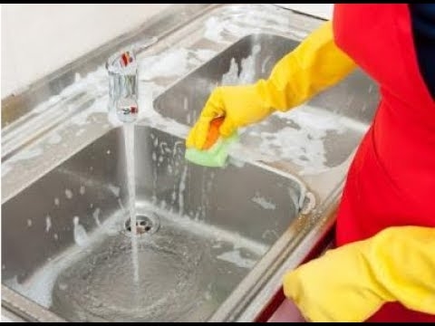 Hur man rensar fläckar i ett antik badkar med Clawfoot