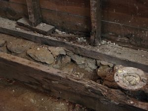 Bagaimana untuk Memperbaiki Stud Rotted di Dinding Beban Beban Di Luar