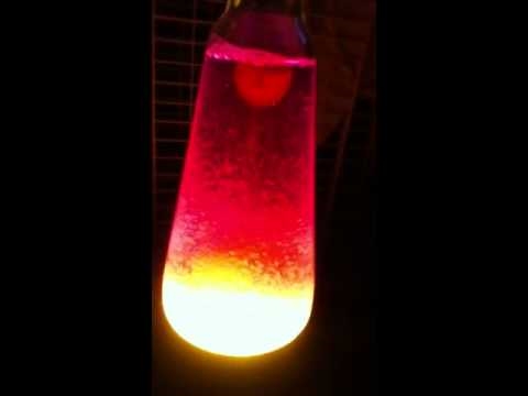 Come riempire il liquido in una lampada lava