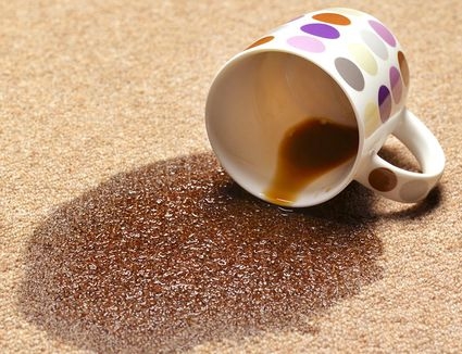 Come rimuovere le macchie di caffè e tè dal tuo tappeto